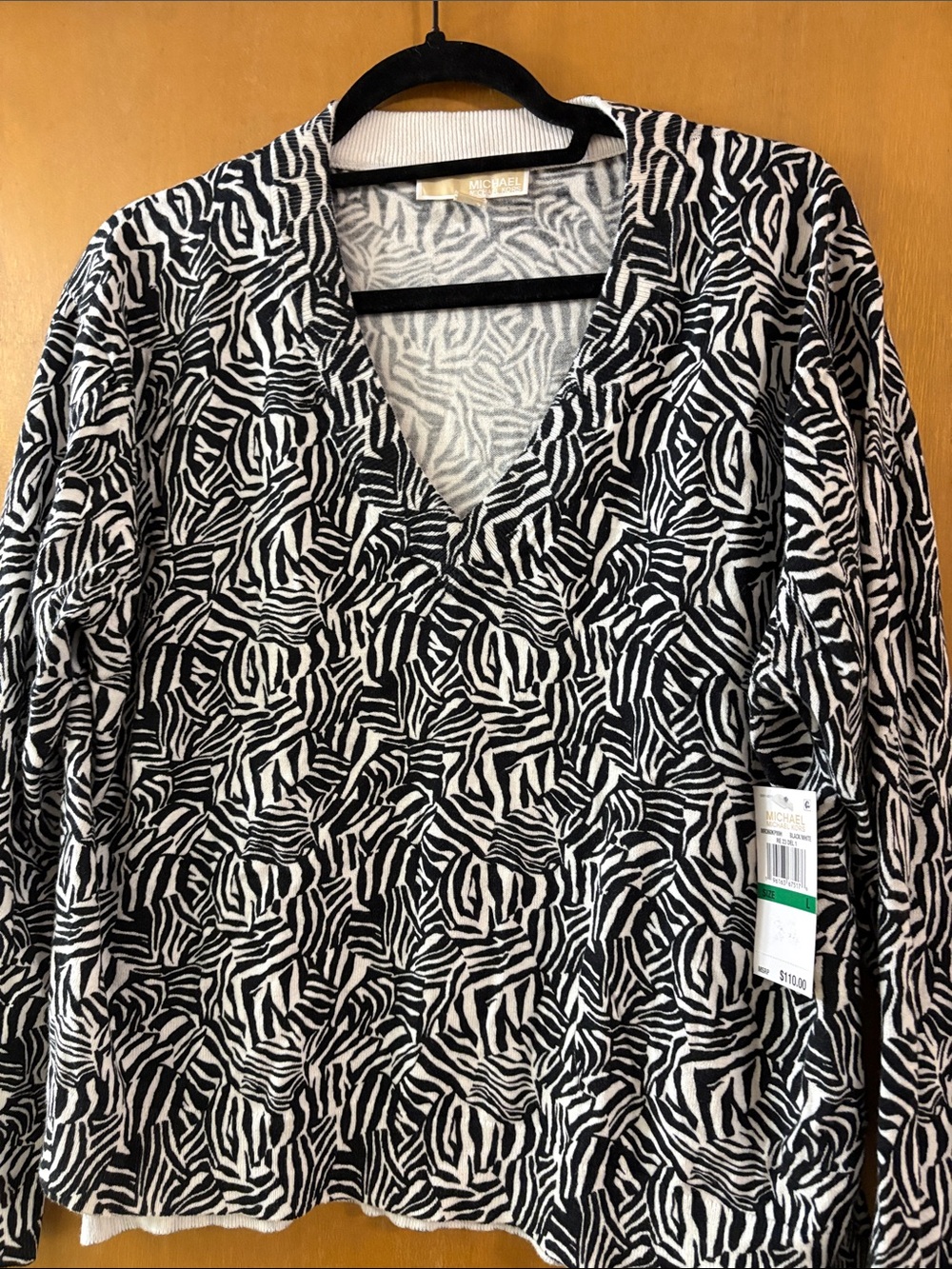 MICHAEL Michael Kors Black & White V-Neck Printed Women's Sweater